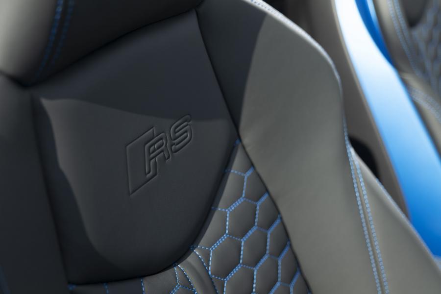 Детали интерьера Audi TT RS Roadster (8S) 2019 года  (UK) (фото 16 из 36)